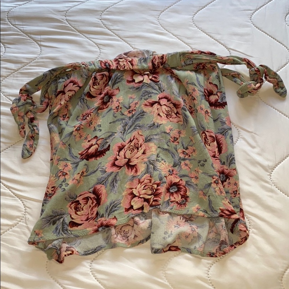 AE Floral off the shoulder Shirt!!